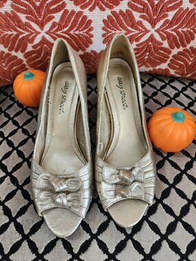 Easy Street Gold Open-Toe Shoes – Size 9